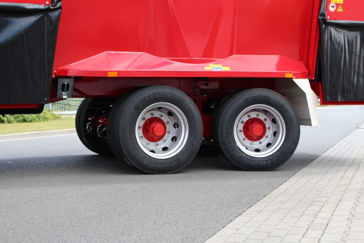 Tandem-axle-with-twin-wheels-for-feeder-wagons