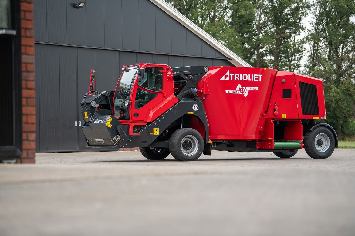 This-compact-second-hand-self-propelled-TMR-mixer-is-for-sale