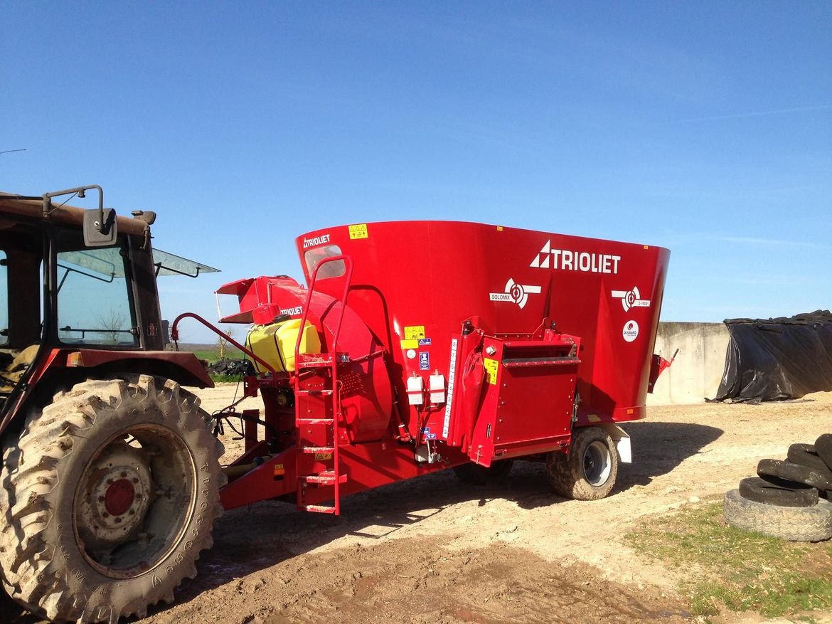 Straw-spreader-with-feed-mixer-to-feed-your-cattle-a-ration