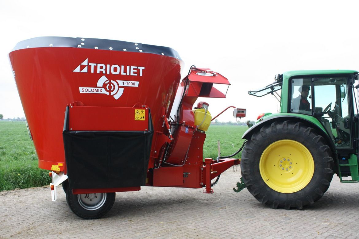 Mini-straw-blower-with-feed-mixer-to-blow-straw-into-stalls