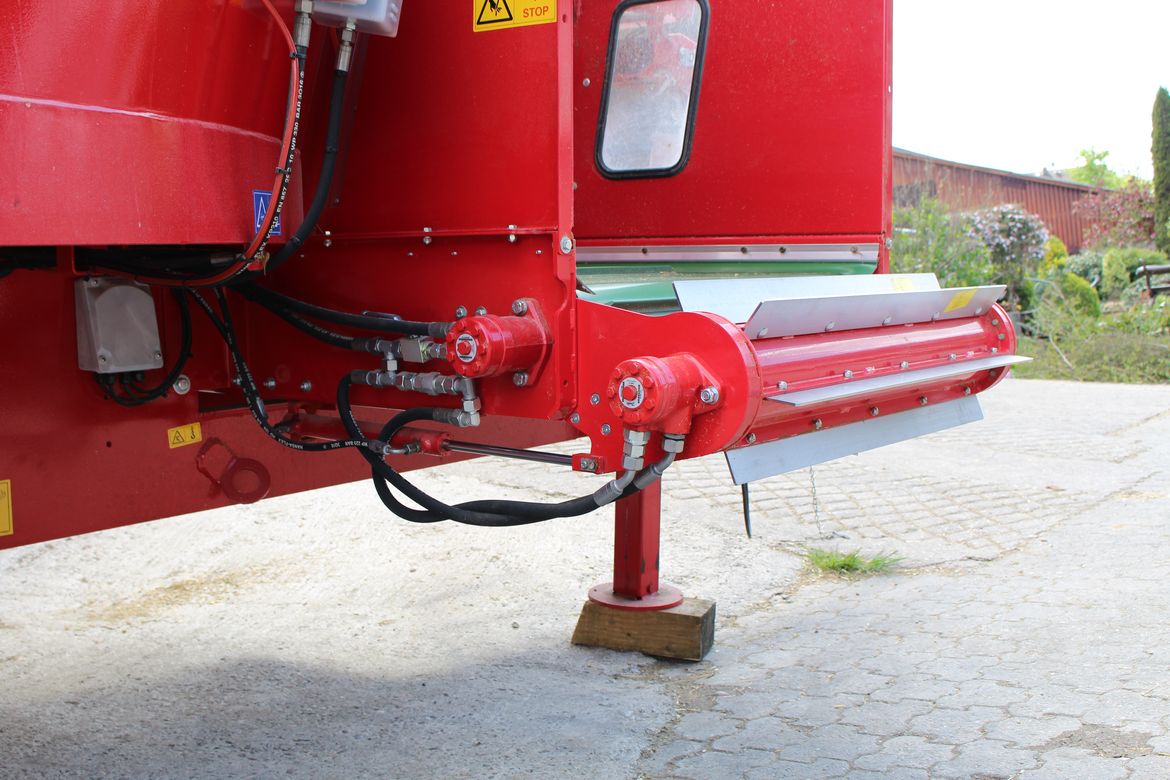 The-spreading-roller-can-be-used-to-spread-straw-in-barns 