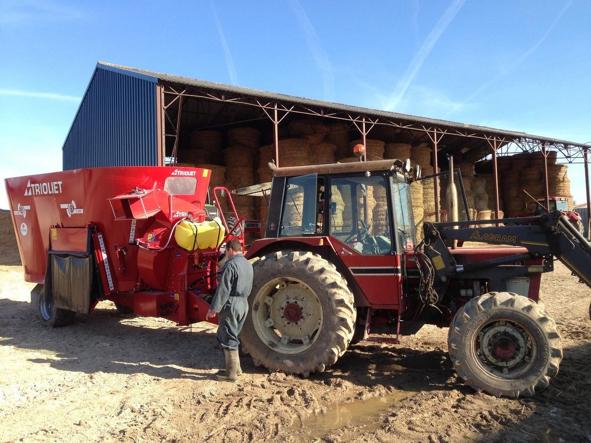 This-straw-blower-with-TMR-mixer-can-wetten-the-straw