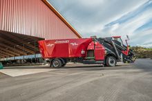 Self propelled mixer feeder