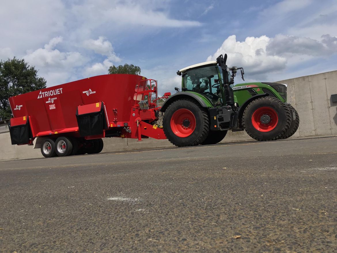 Heavy-duty-tub-mixer-for-large-dairy-farmers