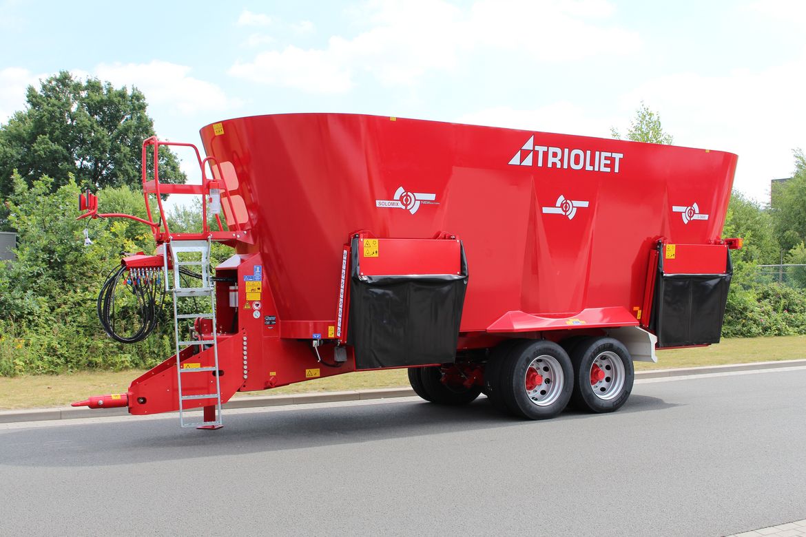 Large-feed-mixer-for-healthy-cattle-for-beef-farmers