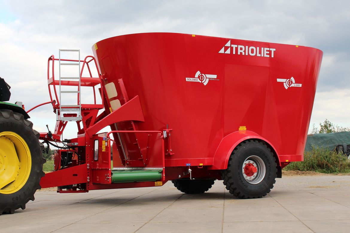 New-design-TMR-mixer-with-2-augers-and-a-conveyor-belt