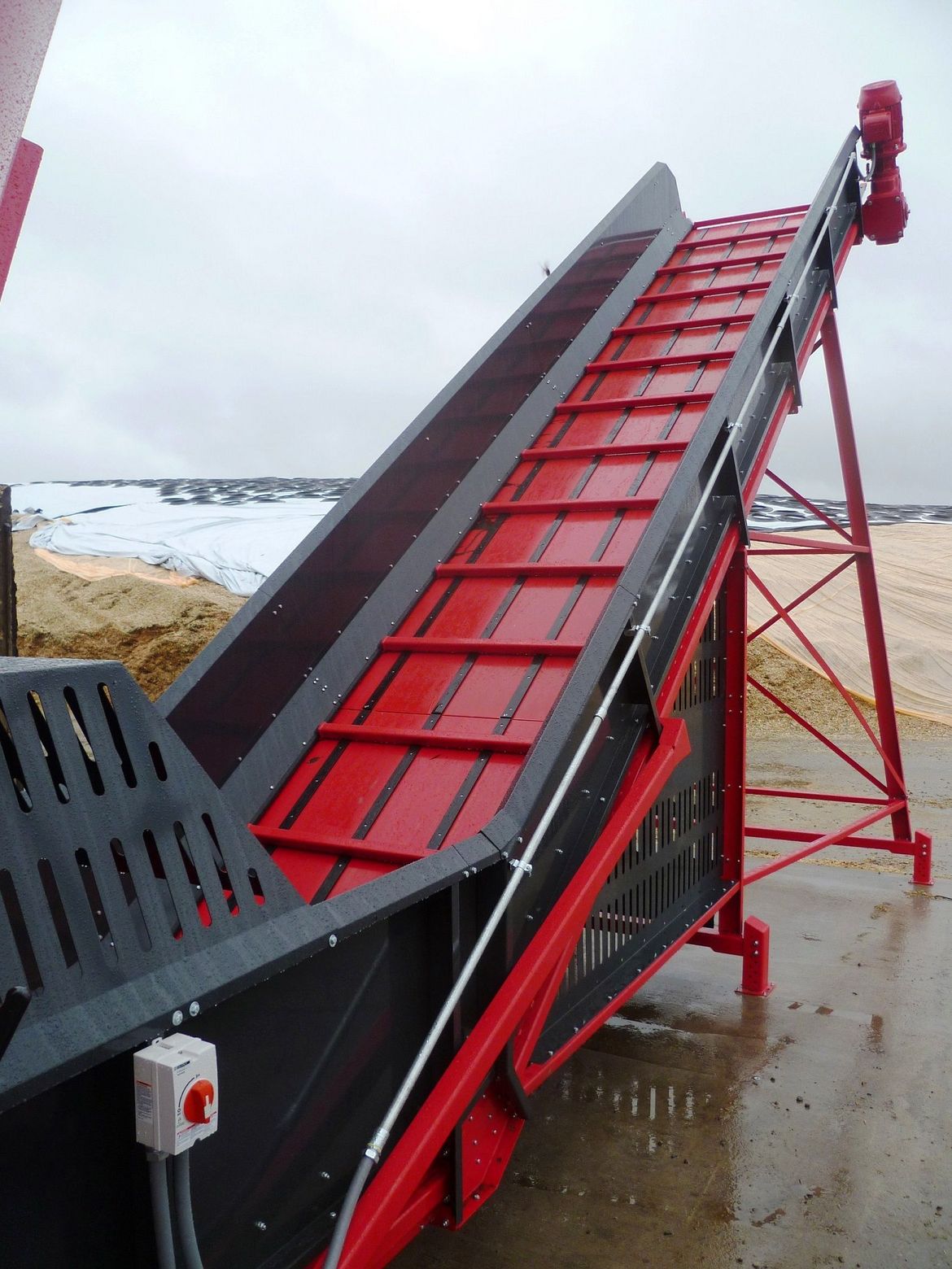 Automatic-feeding-can-be-done-with-an-robotic-feeder-with-stationairy-TMR-mixer