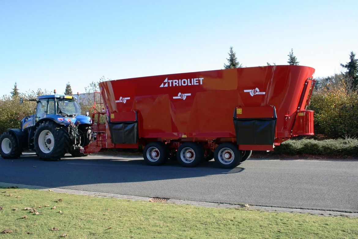 Feed-your-cows-with-this-high-quality-TMR-mixer