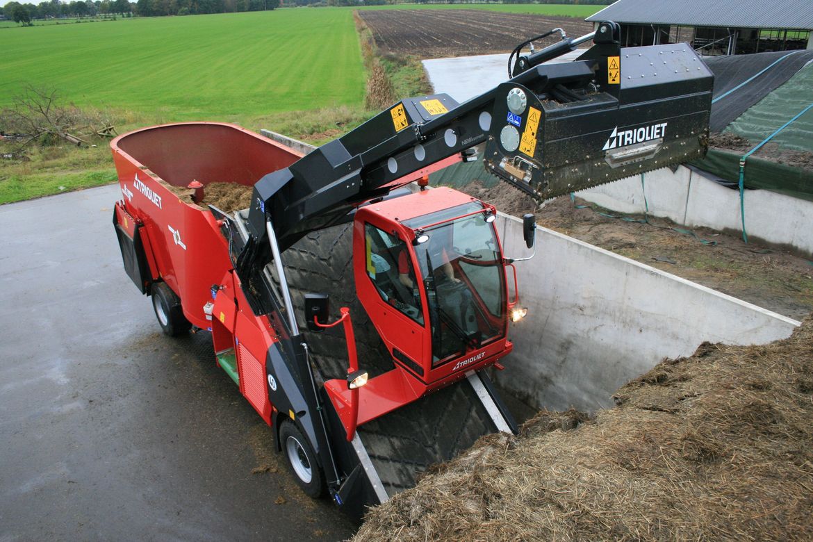 Come-across-this-home-made-self-propelled-TMR-mixer