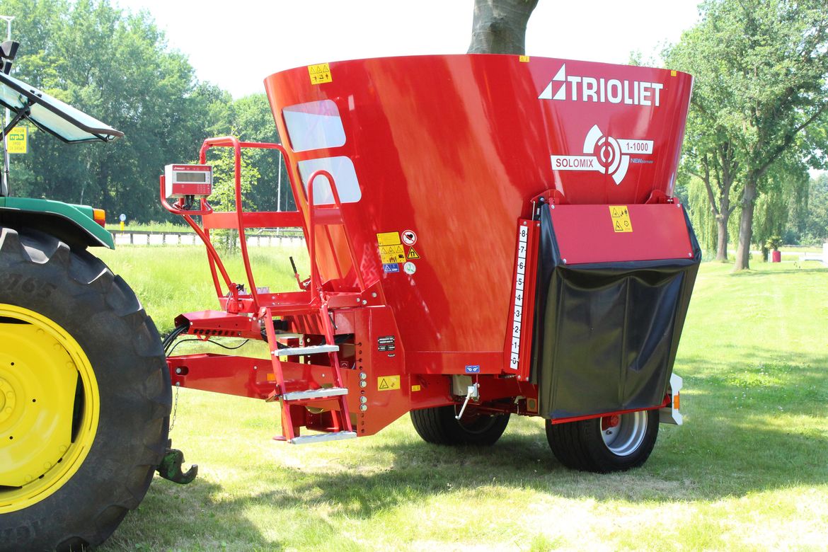 Solomix-is-a-small-feed-mixer-or-tmr-mixer-in-feeding-equipment
