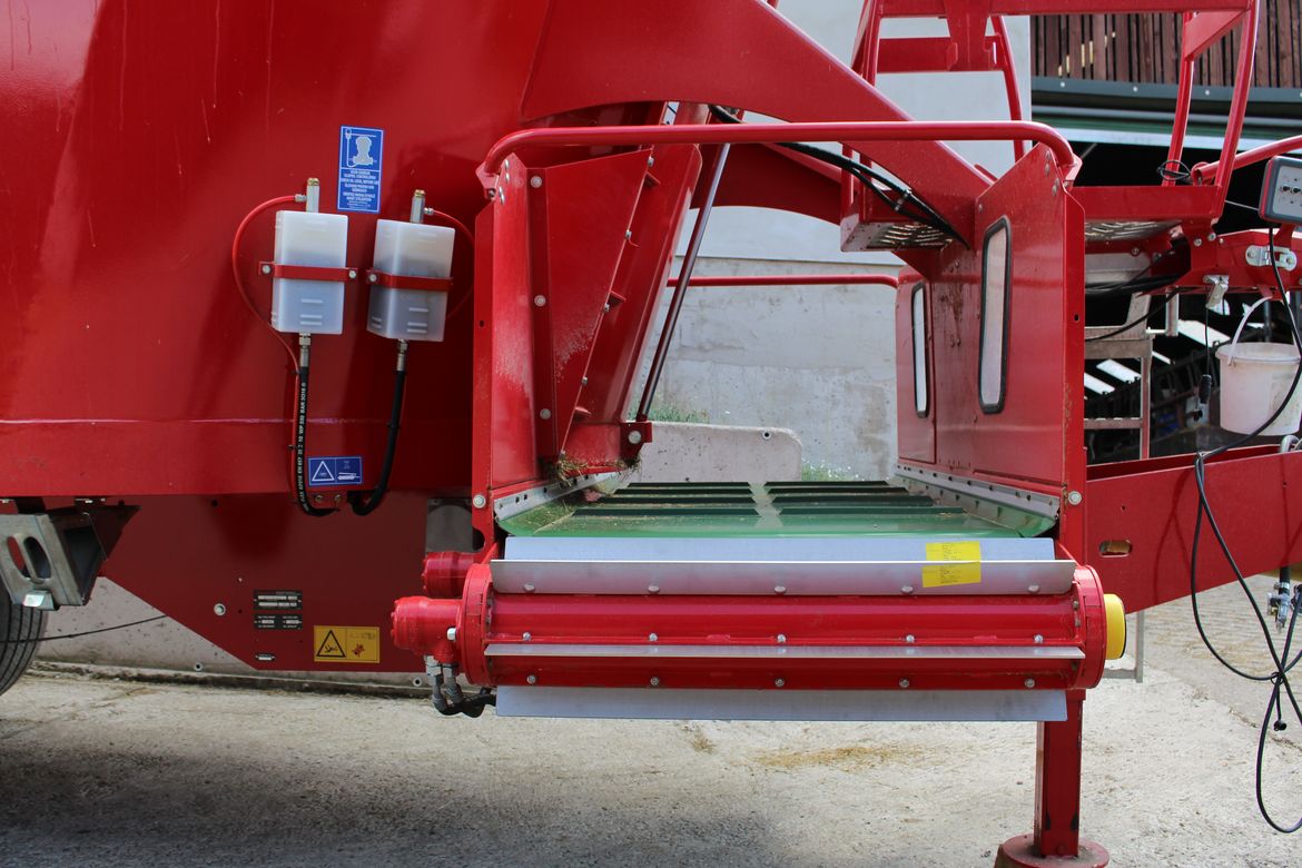A-spreading-roller-is-mounted-on-a-cross-conveyor-belt
