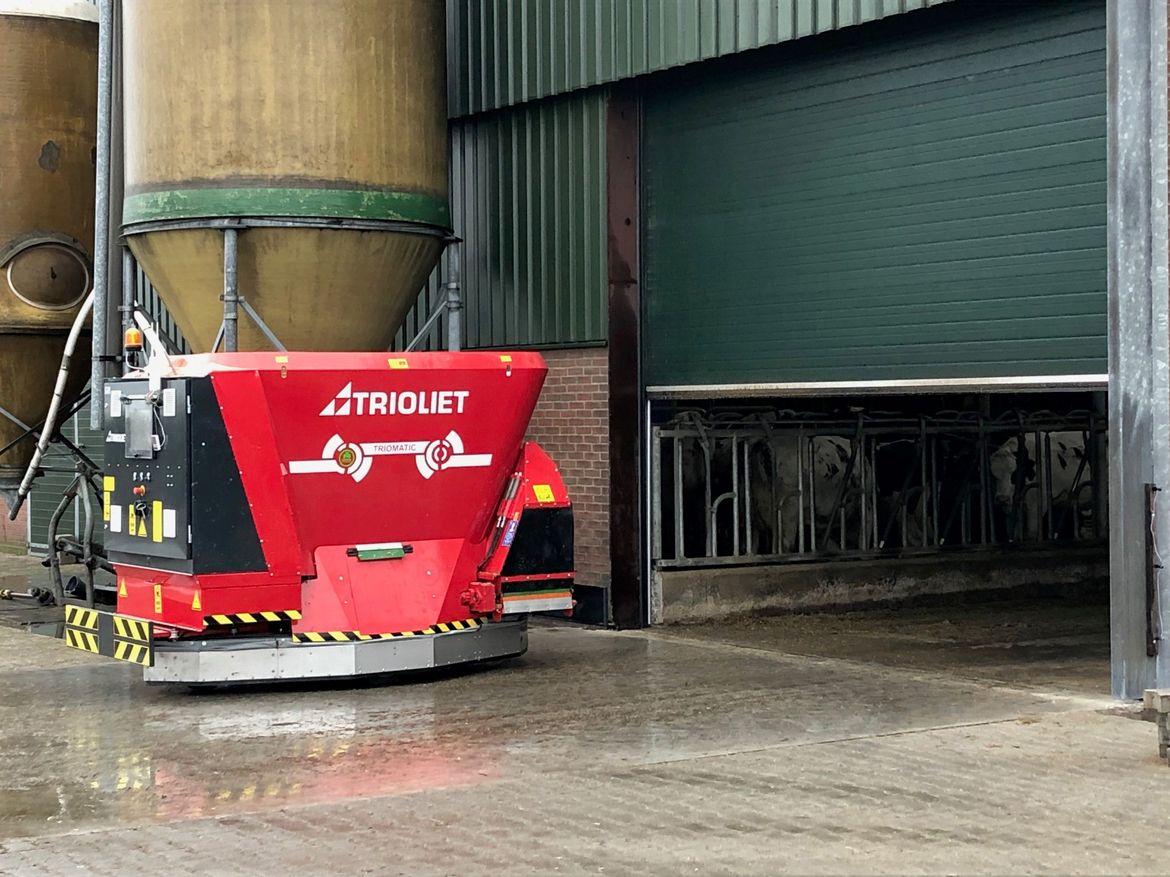 The-Triomatic-battery-powered-feeding-robot-has-an-unique-shape-of-the-auger
