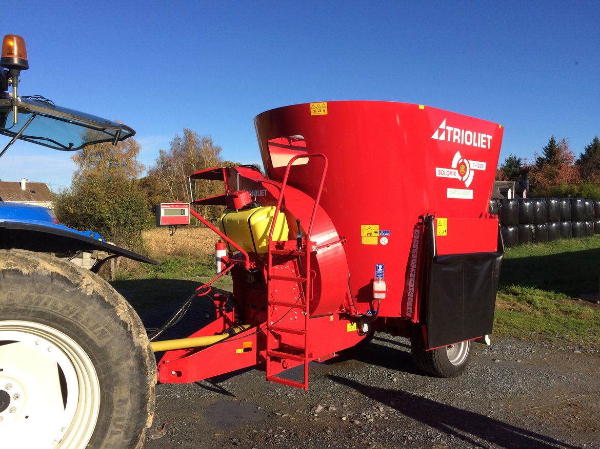 A-feed-wagon-with-straw-blower-to-spread-straw-into-stalls