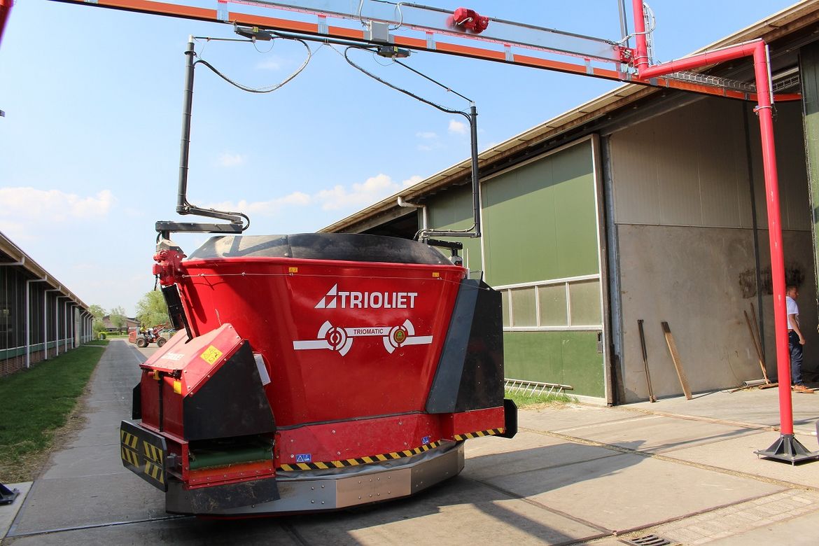 Triomatic WP wheel-driven feeding robot automatic feeding system, feeding robot, feeding robot, robotic feeding, automatic feeding, wheeled robot, automatic feeder, robotic feeder, TMT mixer, feed mixer