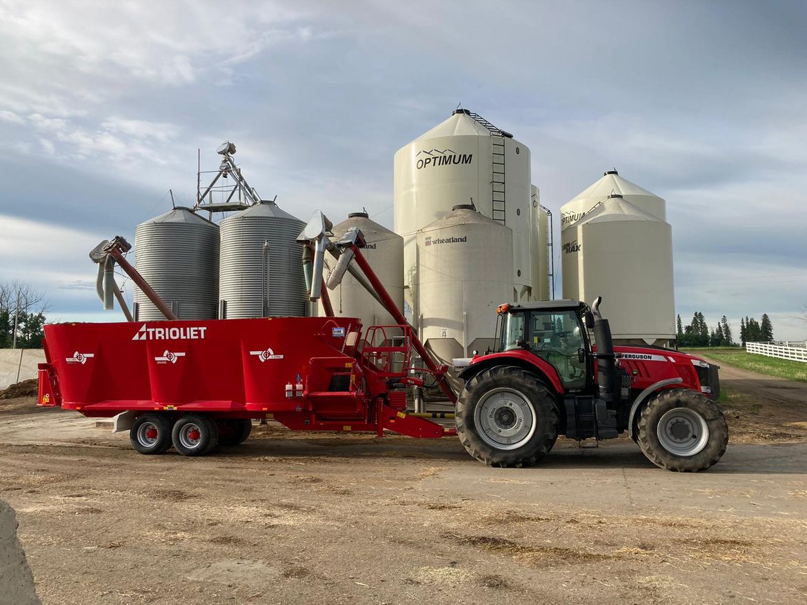 Large-TMR-mixer-with-mixing-augers-for-dairy-farmers