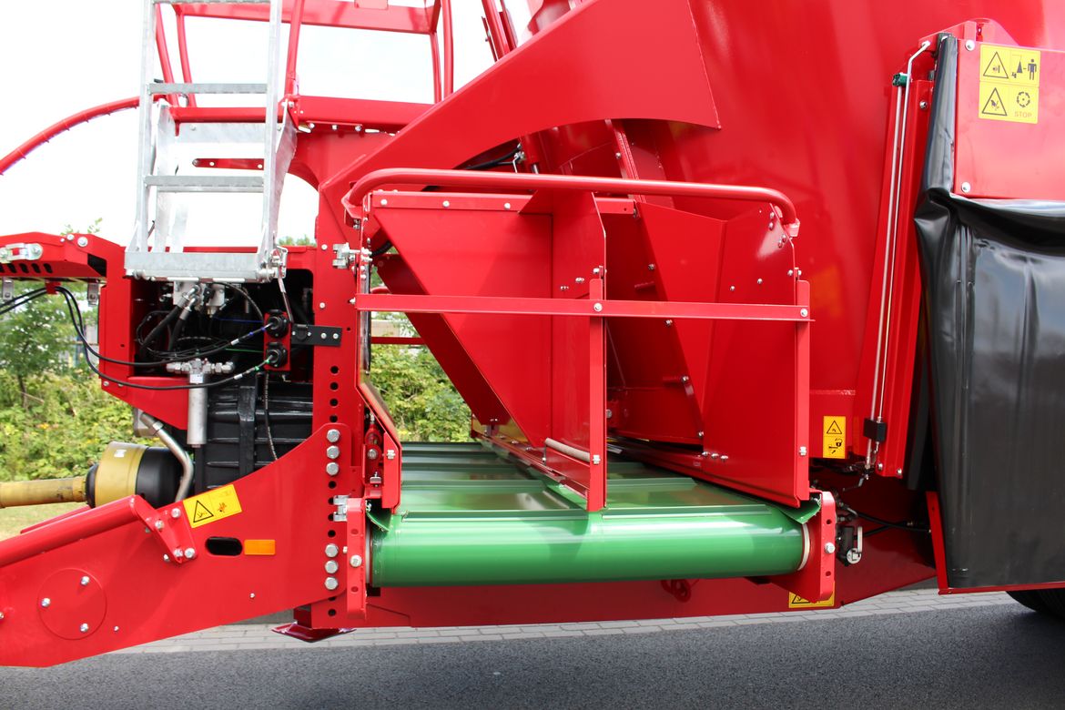 This-cattle-feed-mixer-has-a-discharge-unit-and-a-conveyor-belt