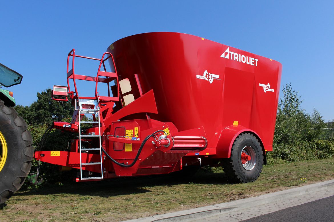 Cows-can-be-fed-with-a-cattle-feed-mixer-or-mixing-tub-of-Trioliet