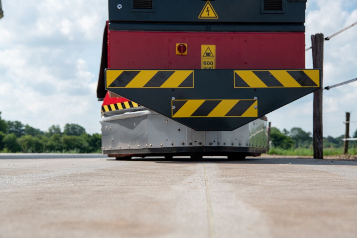 This-feeding robot-travels-on-wheels-and-can-be-combined-with-a-feed-kitchen