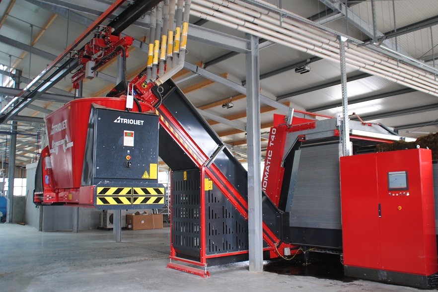 Robotic-dairy-can-be-done-in-combination-with-a-stationary-feed-mixer