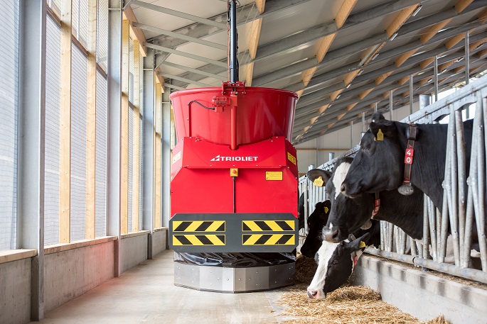 Triomatic WP wheel-driven feeding robot automatic feeding system, feeding robot, feeding robot, robotic feeding, automatic feeding, wheeled robot, automatic feeder, robotic feeder, TMT mixer, feed mixer 