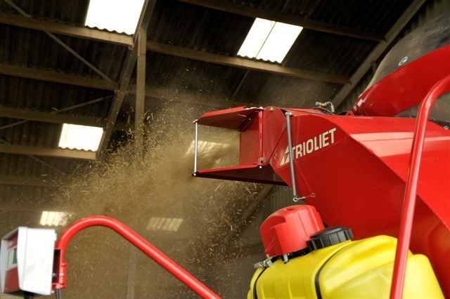 Vertical-strawspreader-with-TMR-mixer-to-blow-straw-into-stalls