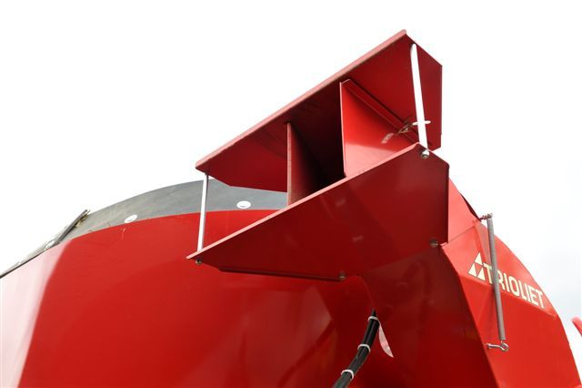 This-straw-blower-has-a-dust-control-system
