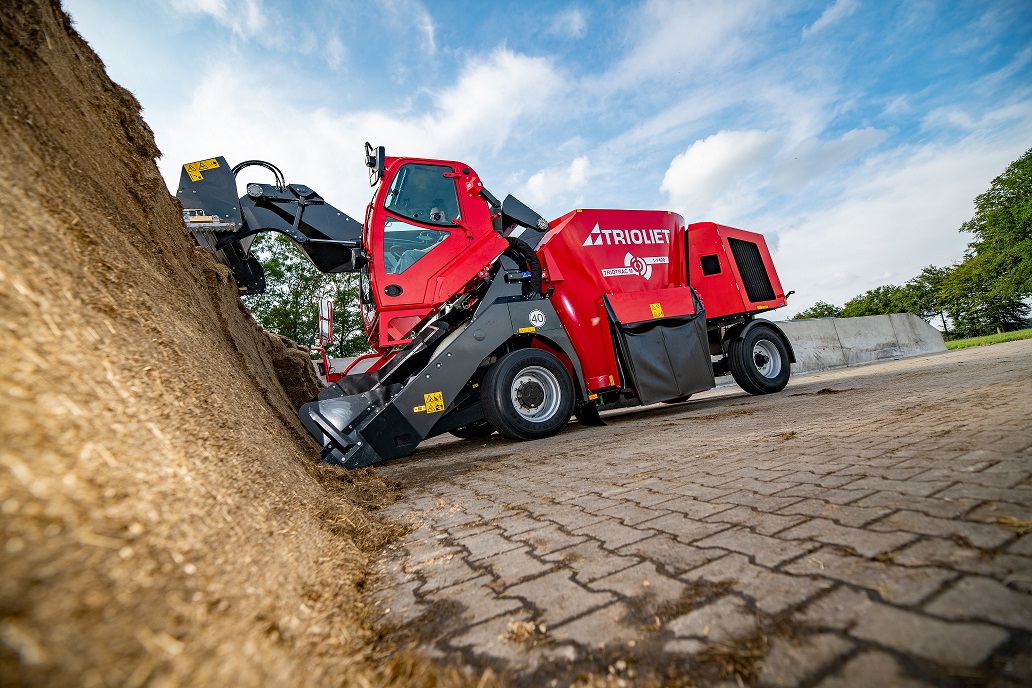 The-Triotrac-self-propelled-TMR-mixer-has-a-cross-conveyorbelt-at-the-front 