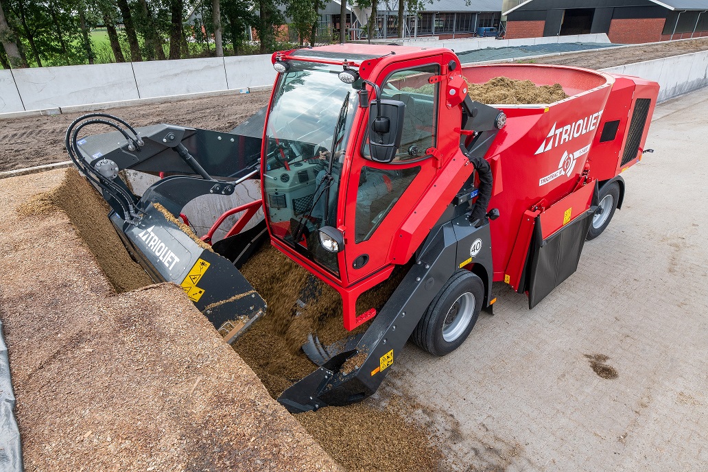 The-Triotrac-self-propelled-cattle-feed-mixer-can-cut-and-load-a-lot-of-grass-silage-per-minute 