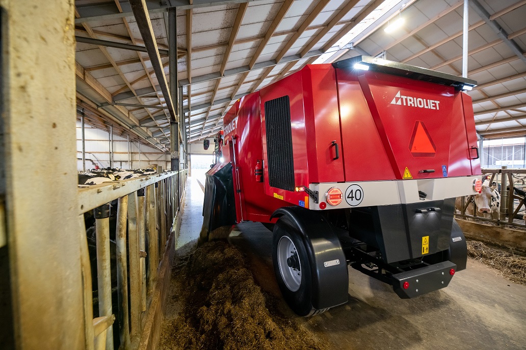 The-cutting-and-loading-system-of-the-self-propelled-feed-wagon-leaves-the-feed-structure-intact